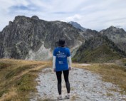 Jeune fille regardant la montagne et portant un tee-shirt 1 don de moelle = 1 vie sauvée