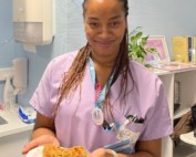 Une aide-soignante couronnée